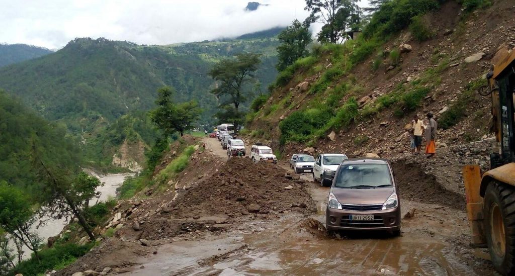 उत्तराखंड: रुद्रप्रयाग और चमोली में भारी वर्षा की चेतावनी… तीन नेशनल हाईवे समेत 200 सड़कें बंद