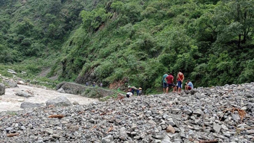 शर्मनाक: चिकित्सा और यातायात सुविधा के अभाव में महिला ने रास्ते में दिया बच्चे को जन्म